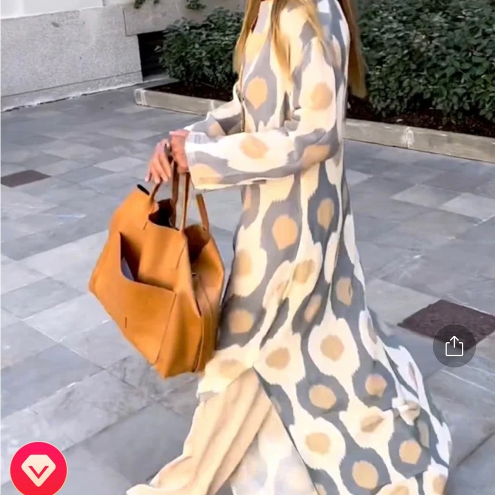 Beautiful summer tunic dress. Long sleeved printed maxi dress. V neck